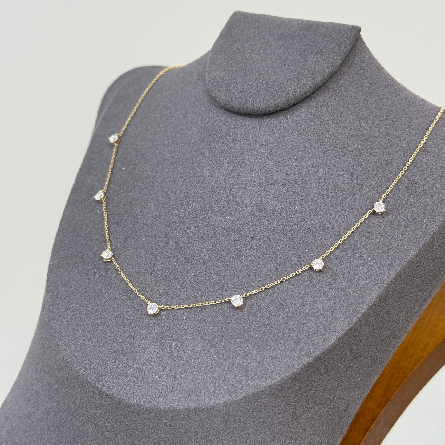 Lab diamond round 0.84ct three-prong necklace