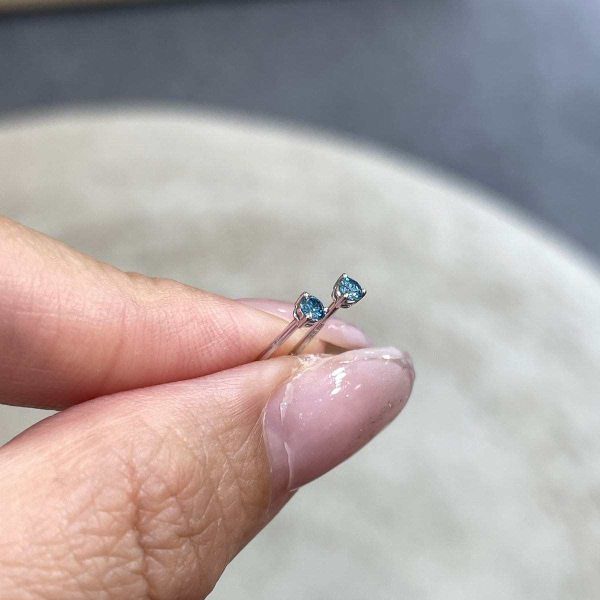 Lab blue diamond round 0.1ct three-prong stud earrings - pair
