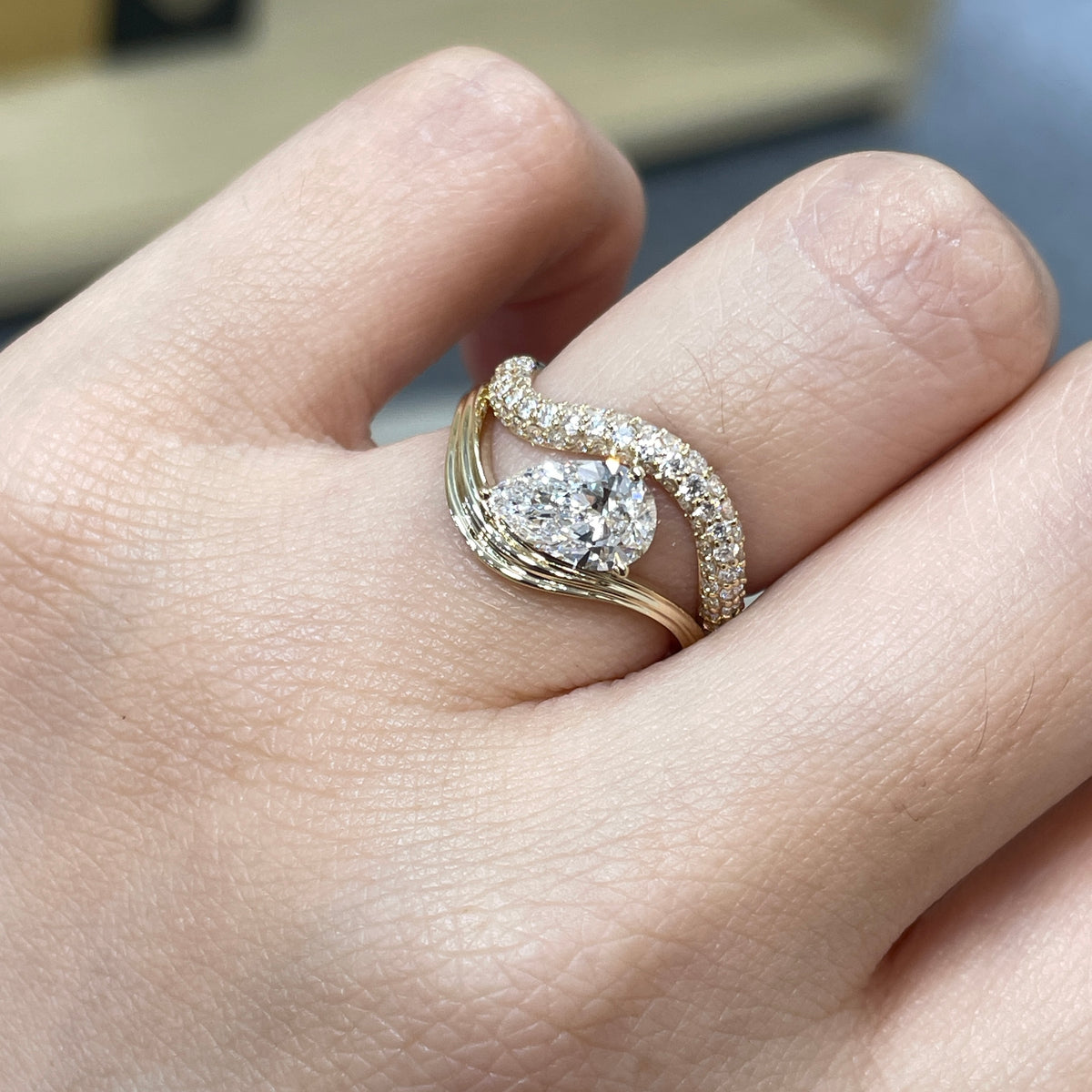 9k Lab diamond pear 1ct three-prong wavy ring