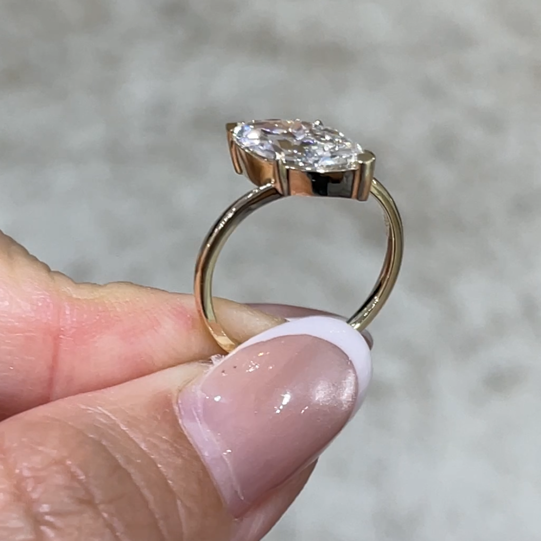 9k IGI lab diamond marqusie shape 1.5ct Twist band ring