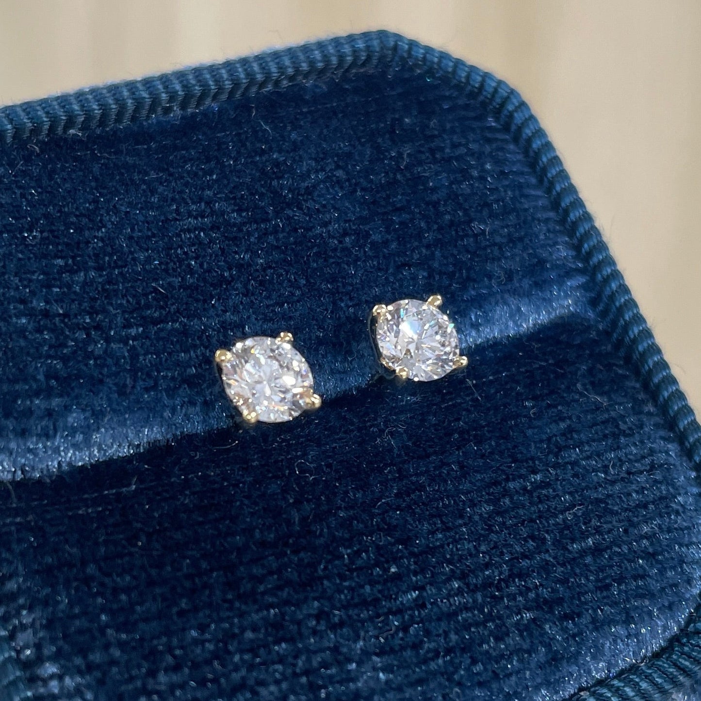 Lab diamond round 0.8ct v set four-prong stud earrings -pair