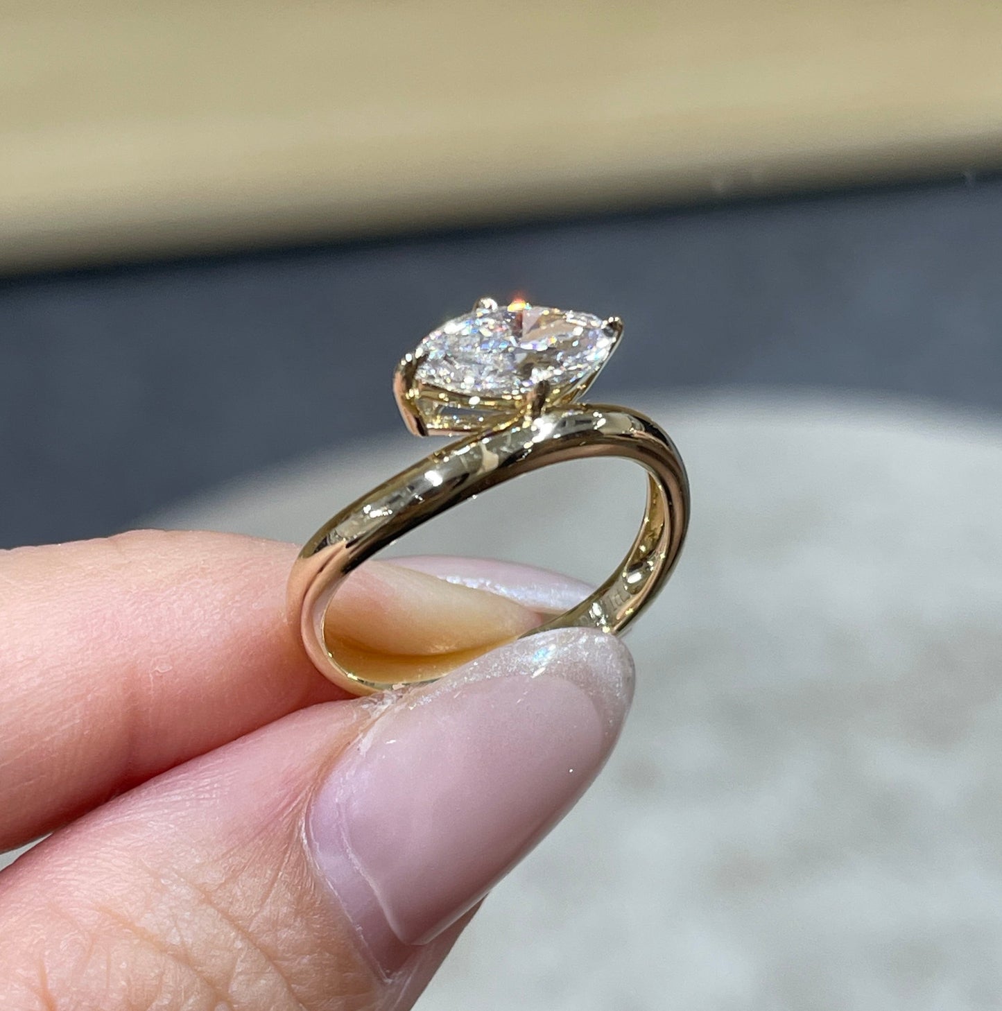 9k Lab diamond marquise shape 1ct compass four-prong wavy ring