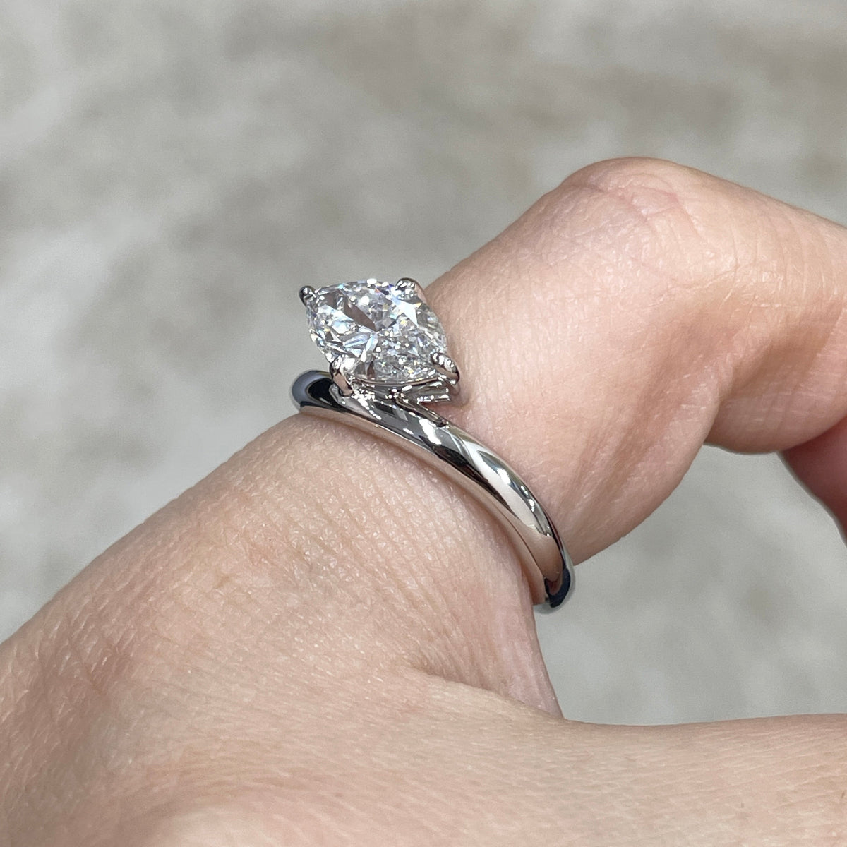 9k Lab diamond marquise shape 1ct compass four-prong wavy ring