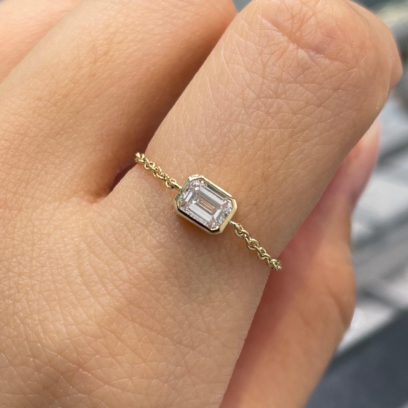 Lab diamond emerald cut with little diamond 0.5ct bezel chain ring