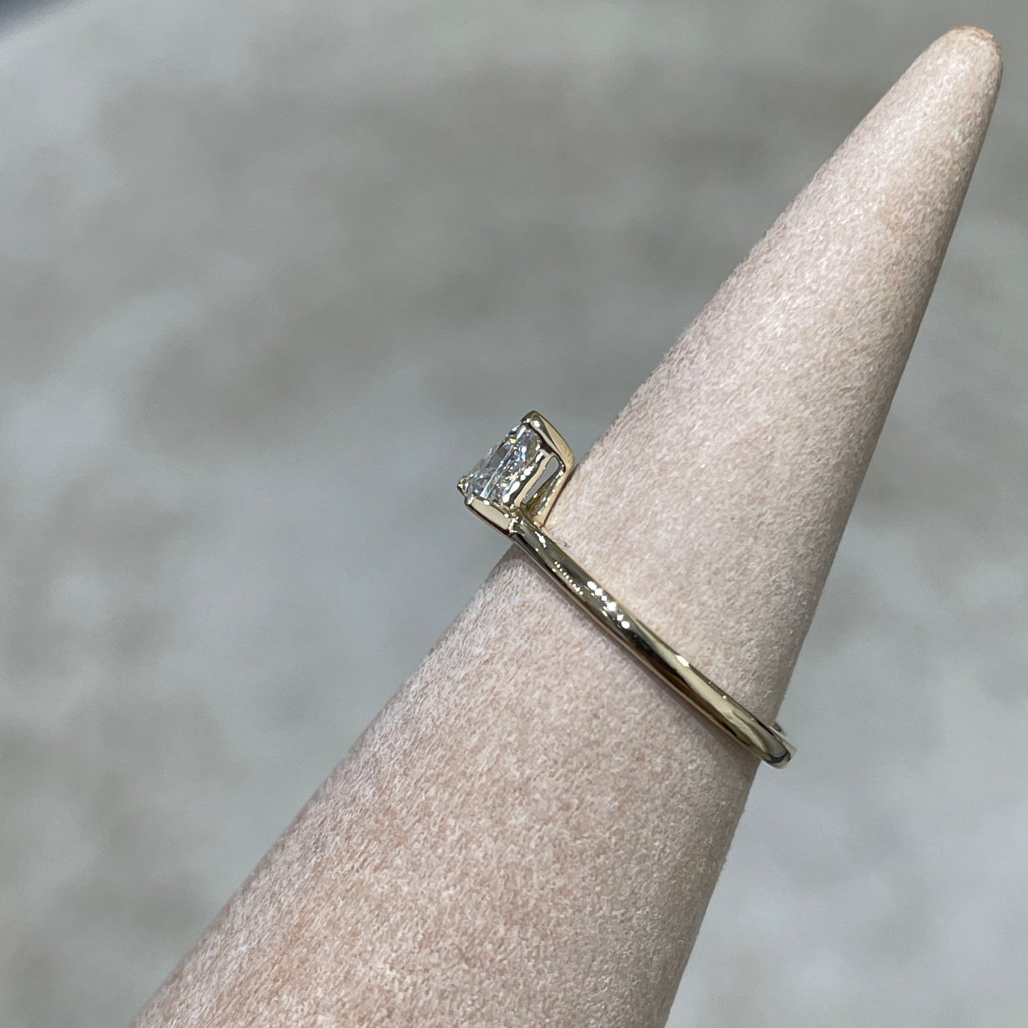 9k Lab diamond triangle 0.2ct three-v prong pinky ring