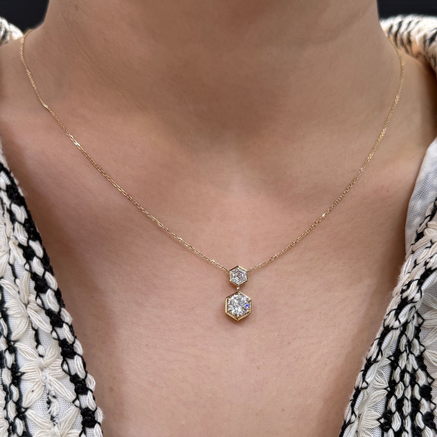 Lab diamond Hexagon 0.4ct bezel with round 0.9ct Hexagon side siz-prong necklace