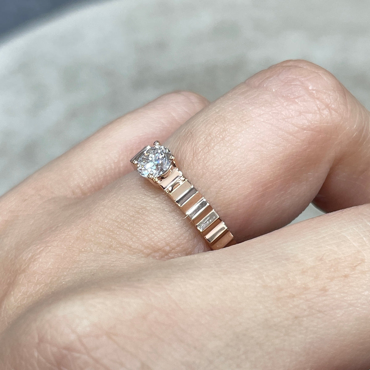 9k Lab diamond Round 0.5ct four-prong ladder ring