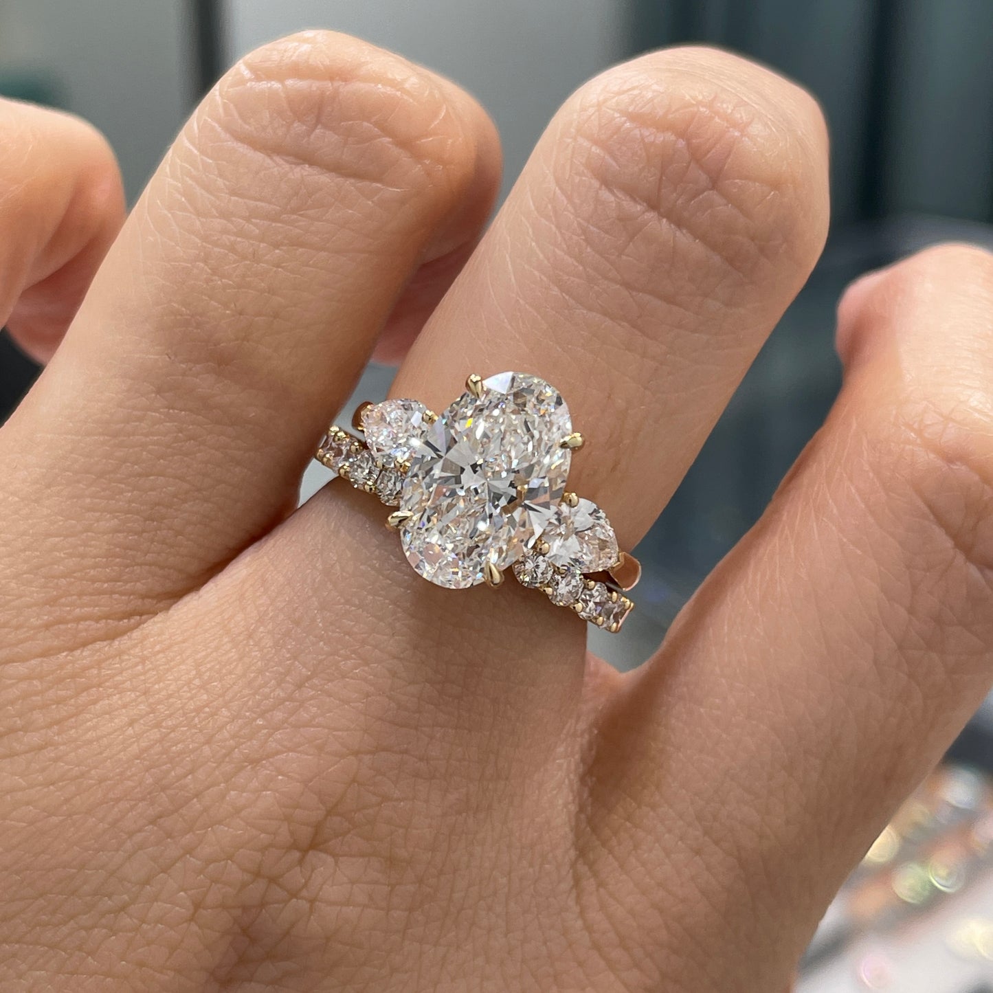 IGI Lab diamond Oval 3.5ct with pear shape 0.4ct three stone setting ring