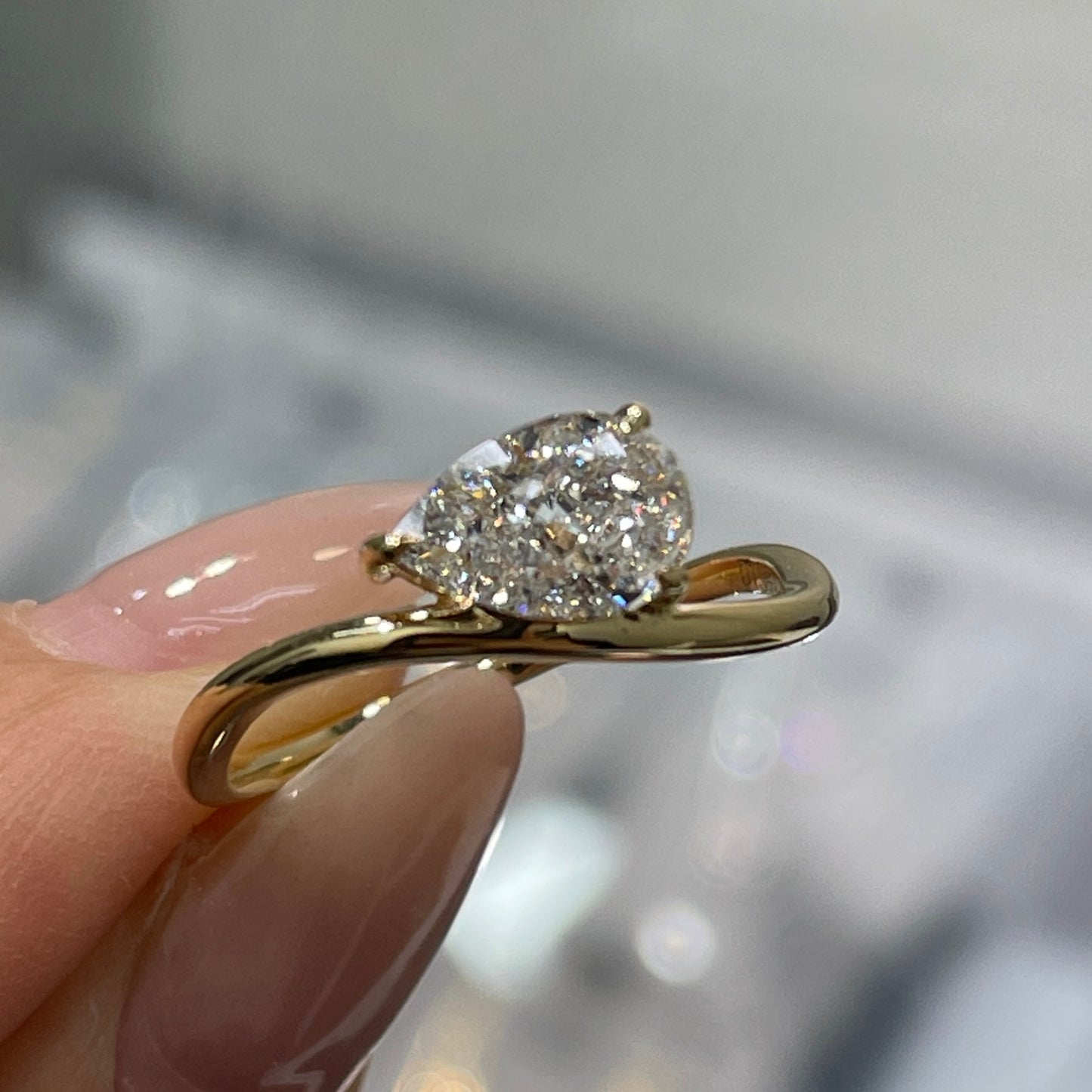 IGI Lab diamond Pear shape 1ct three prong wavy ring