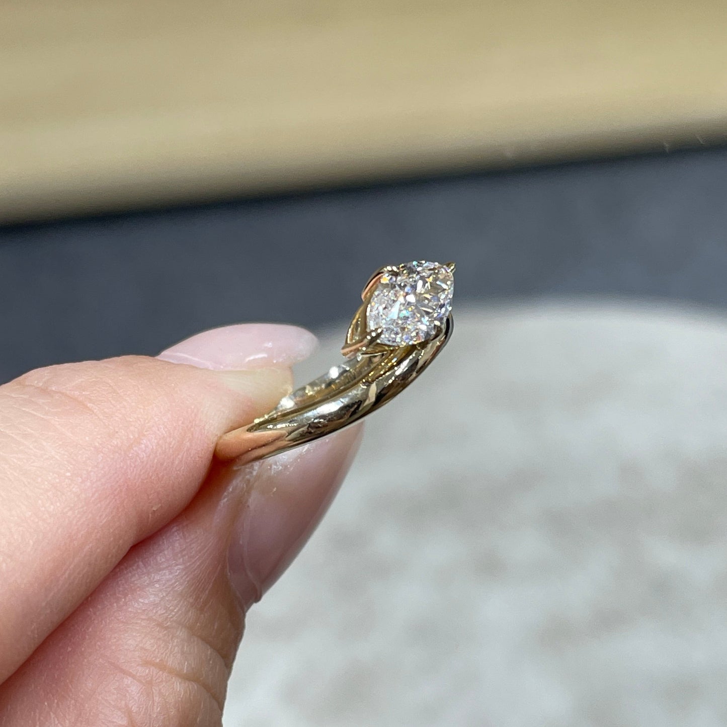 9k Lab diamond marquise shape 1ct compass four-prong wavy ring
