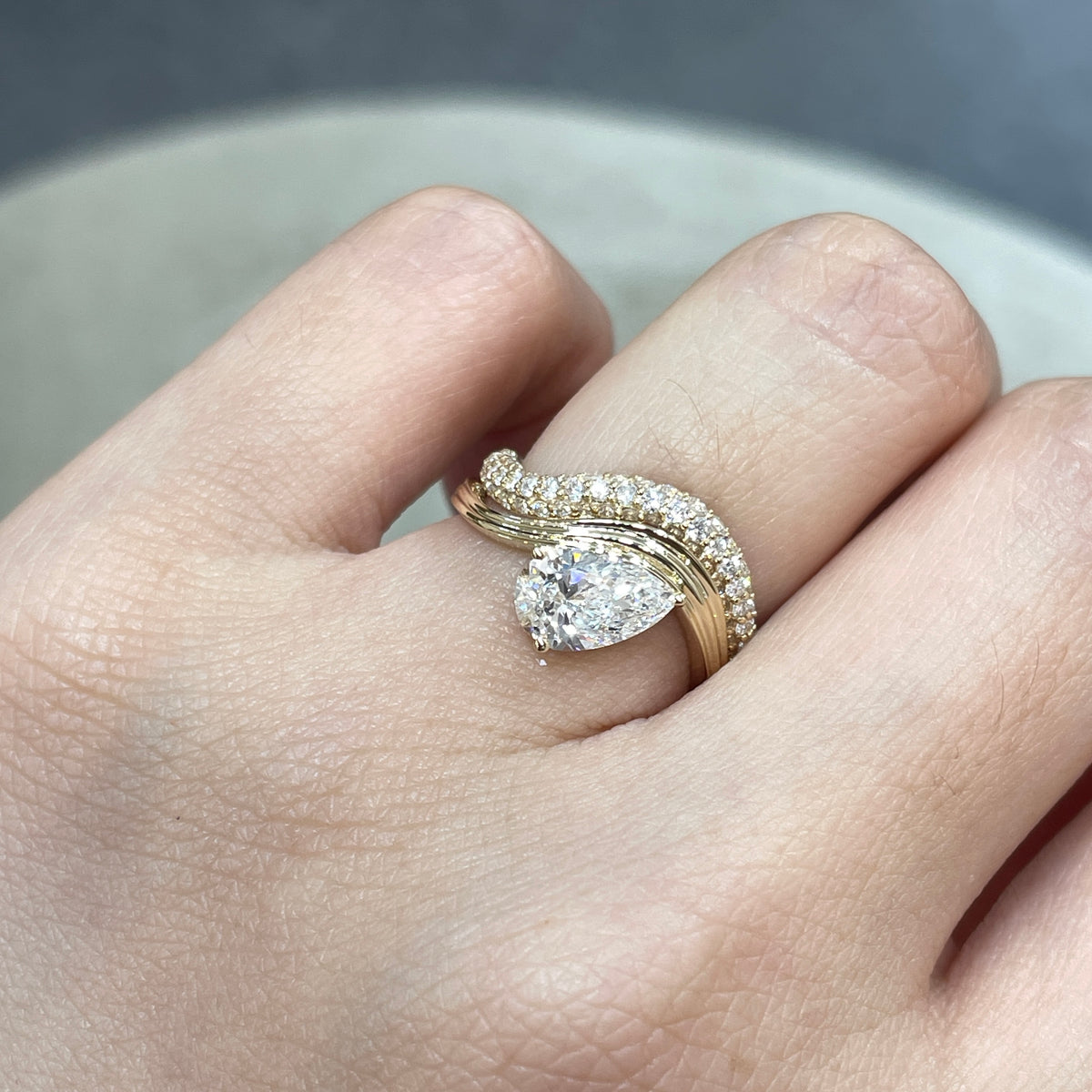 9k Lab diamond pear 1ct three-prong wavy ring