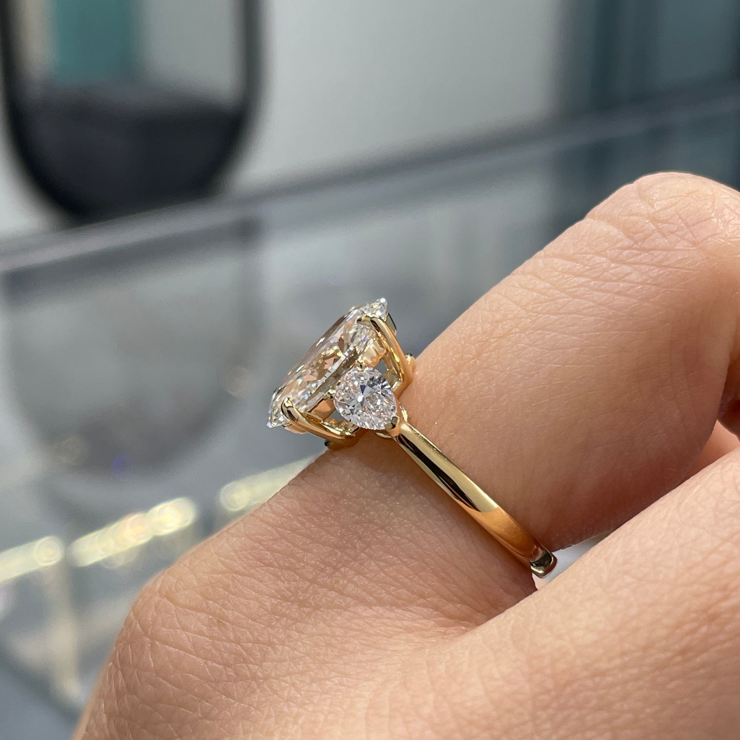 IGI Lab diamond Oval 3.5ct with pear shape 0.4ct three stone setting ring