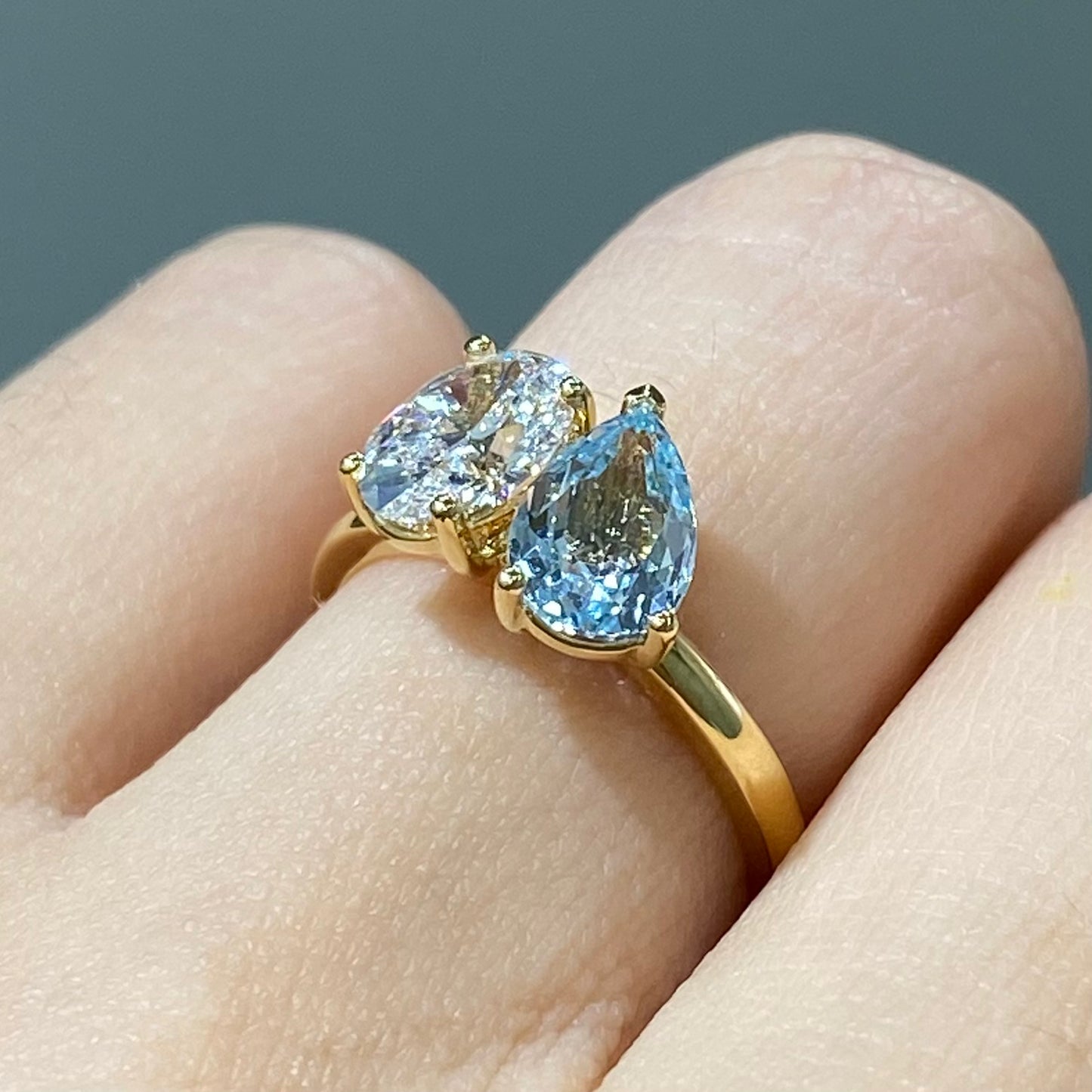 Lab diamond Oval shape 0.9ct with lab sapphire Aquamarine color Pear Shape 1.4ct toi et moi ring