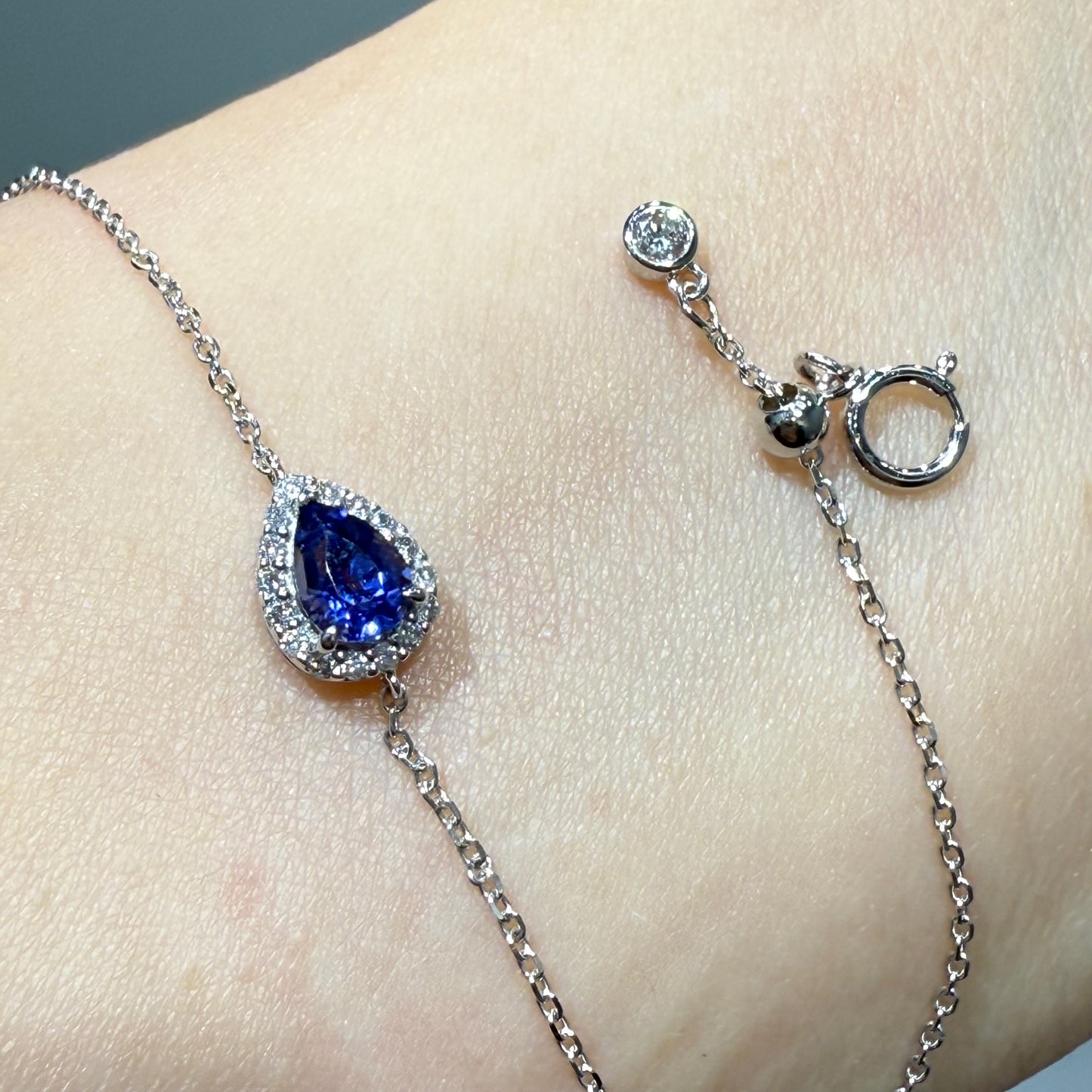 Lab grown royal blue sapphire 0.5ct halo with bubble diamond bracelet