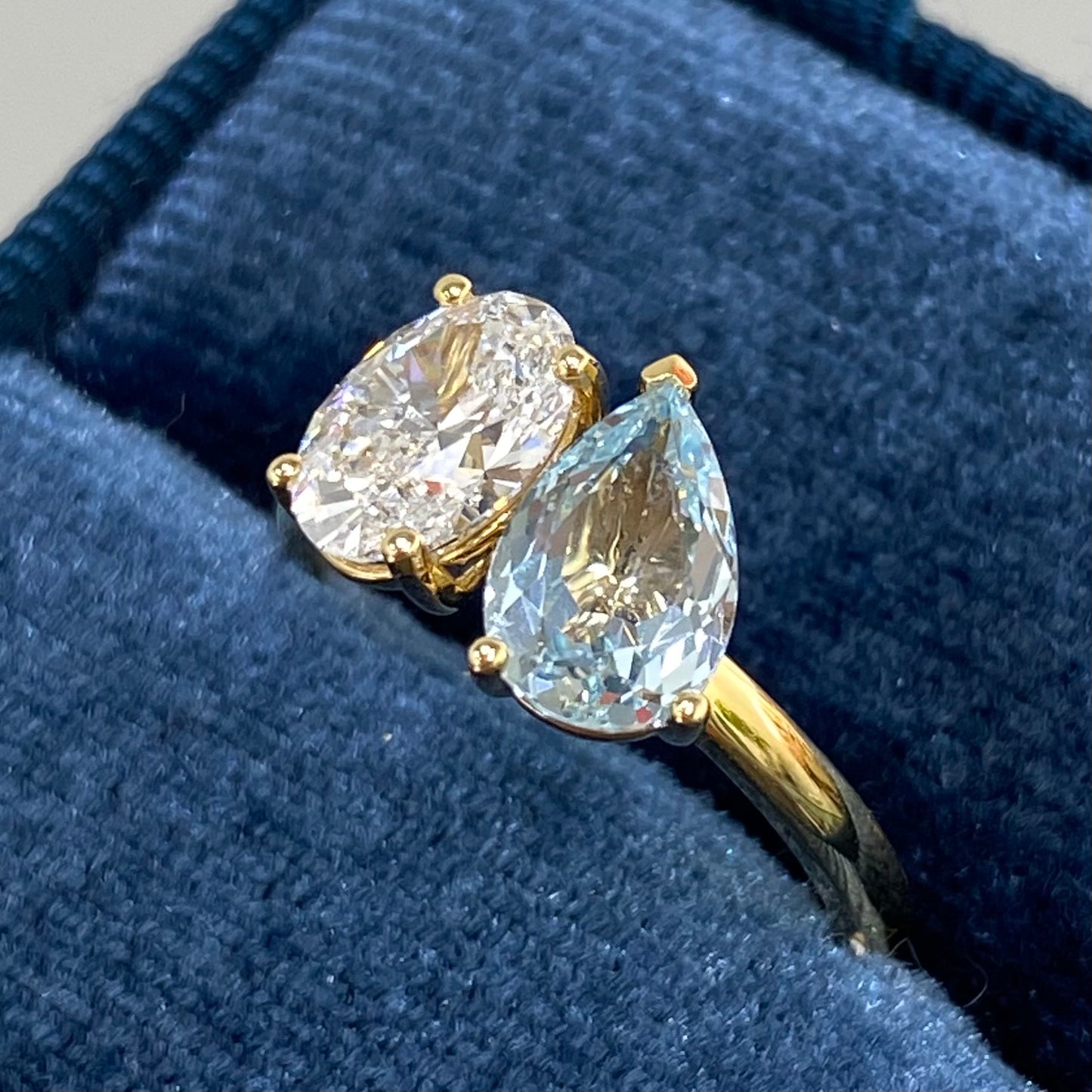 Lab diamond Oval shape 0.9ct with lab sapphire Aquamarine color Pear Shape 1.4ct toi et moi ring