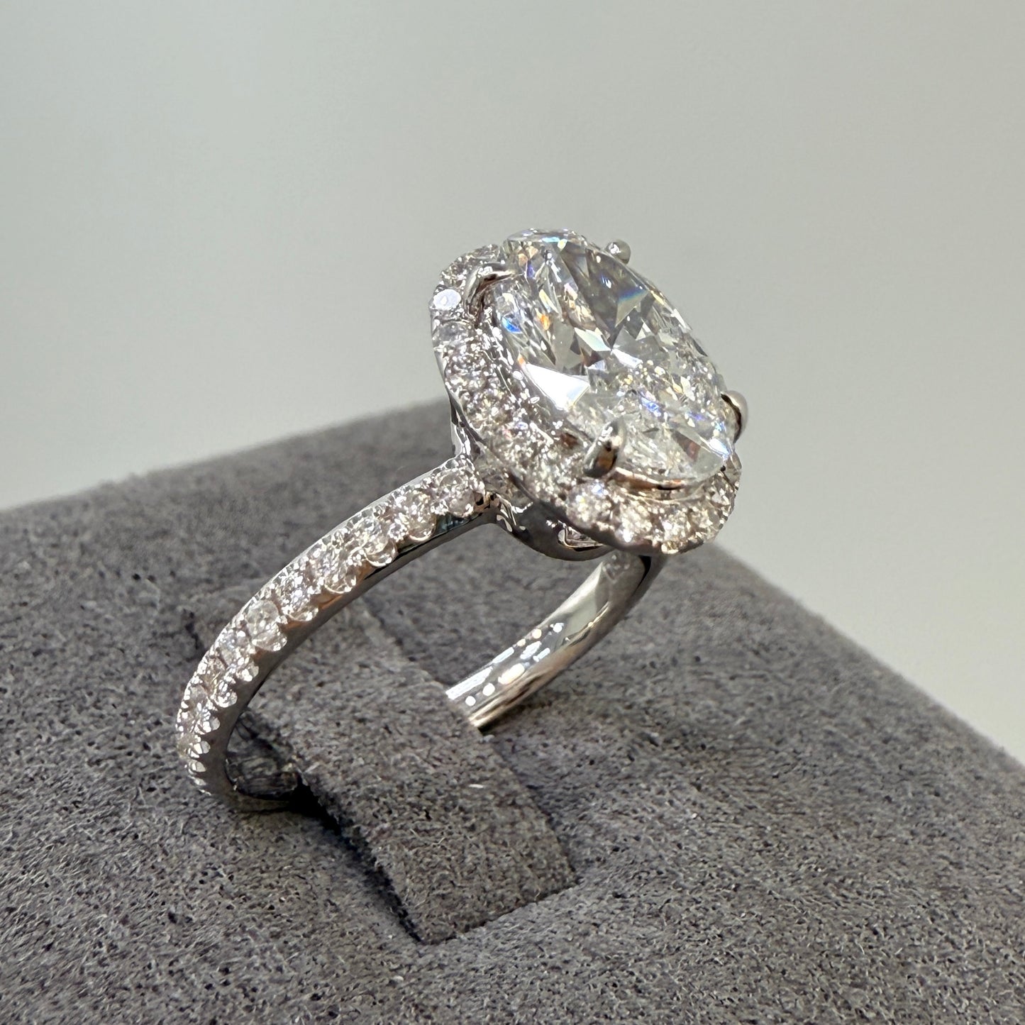 IGI lab diamond Oval shape 1.5ct halo pave ring