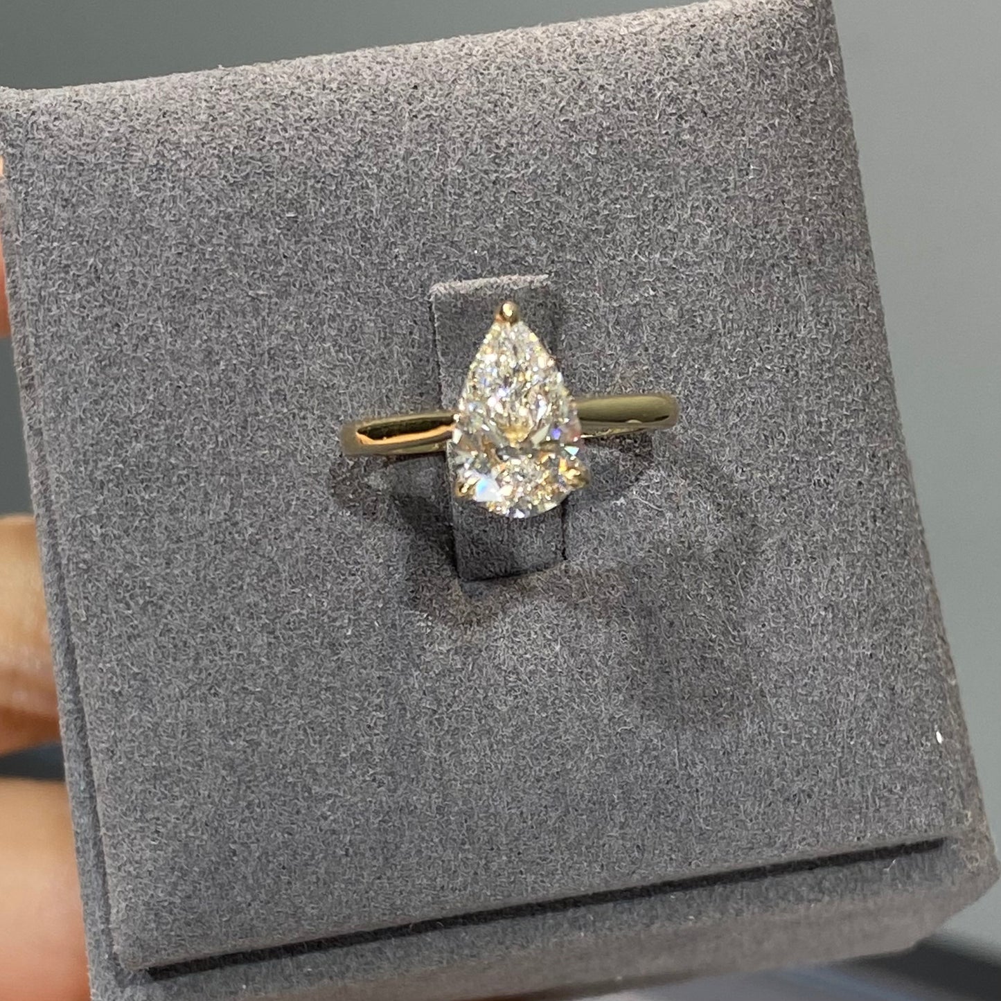 IGI Lab diamond Pear shape 1.6ct underhalo setting ring