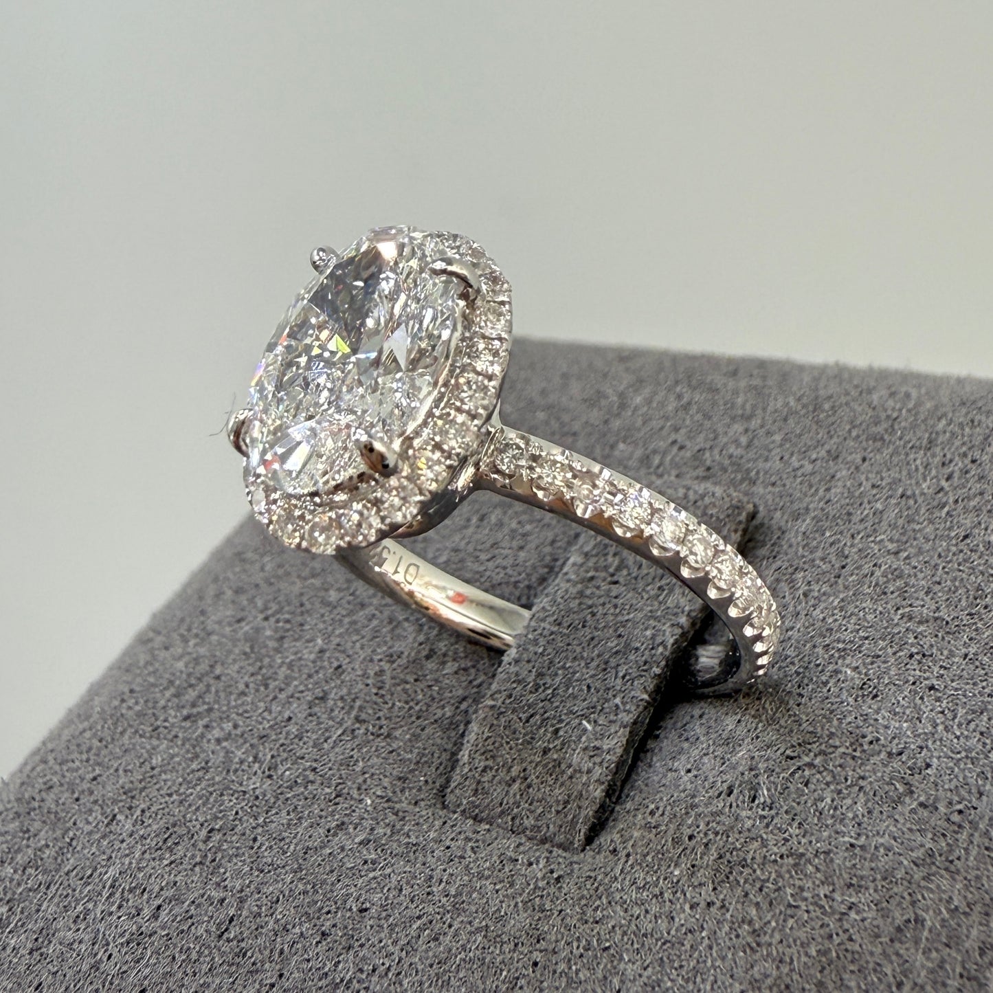 IGI lab diamond Oval shape 1.5ct halo pave ring