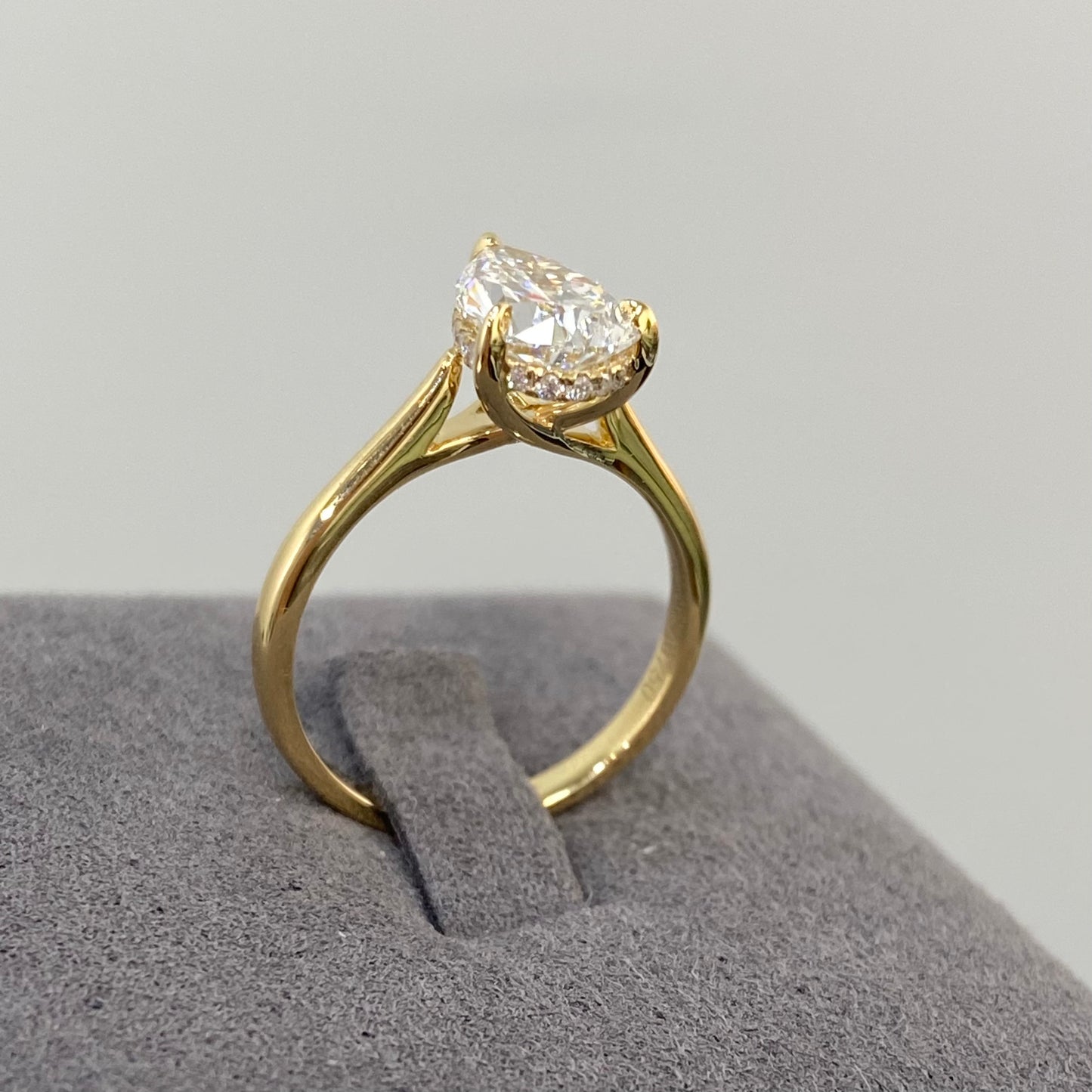 IGI Lab diamond Pear shape 1.6ct underhalo setting ring