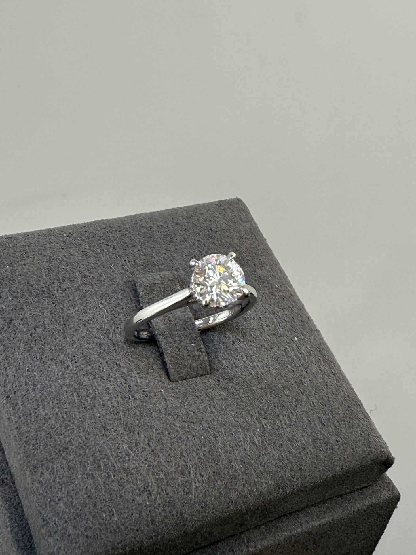 IGI lab diamond 1ct round underhalo ring