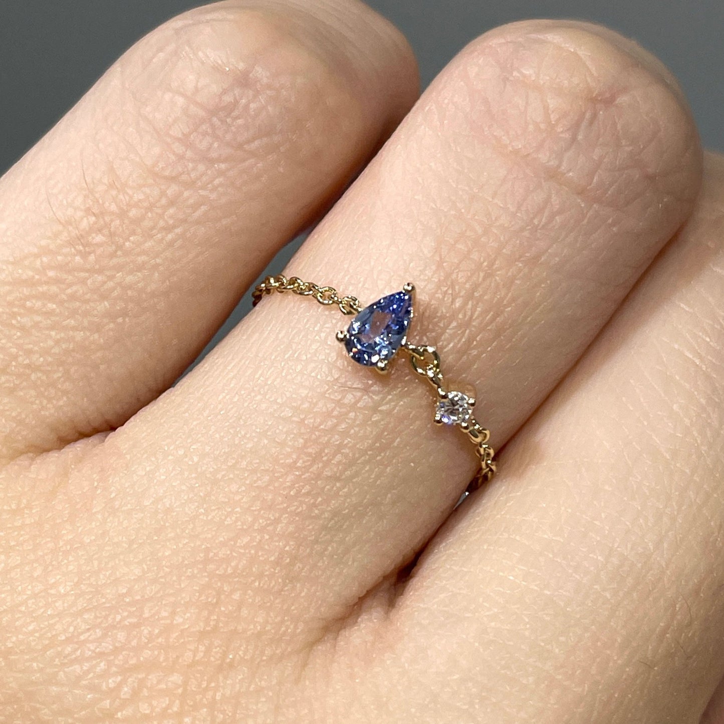Lab sapphire cornflower pear shape 0.2ct with little diamond chain ring